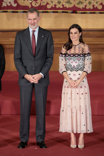 Letizia d'Espagne en robe midi &agrave; broderies Temperley London et escarpins roses
