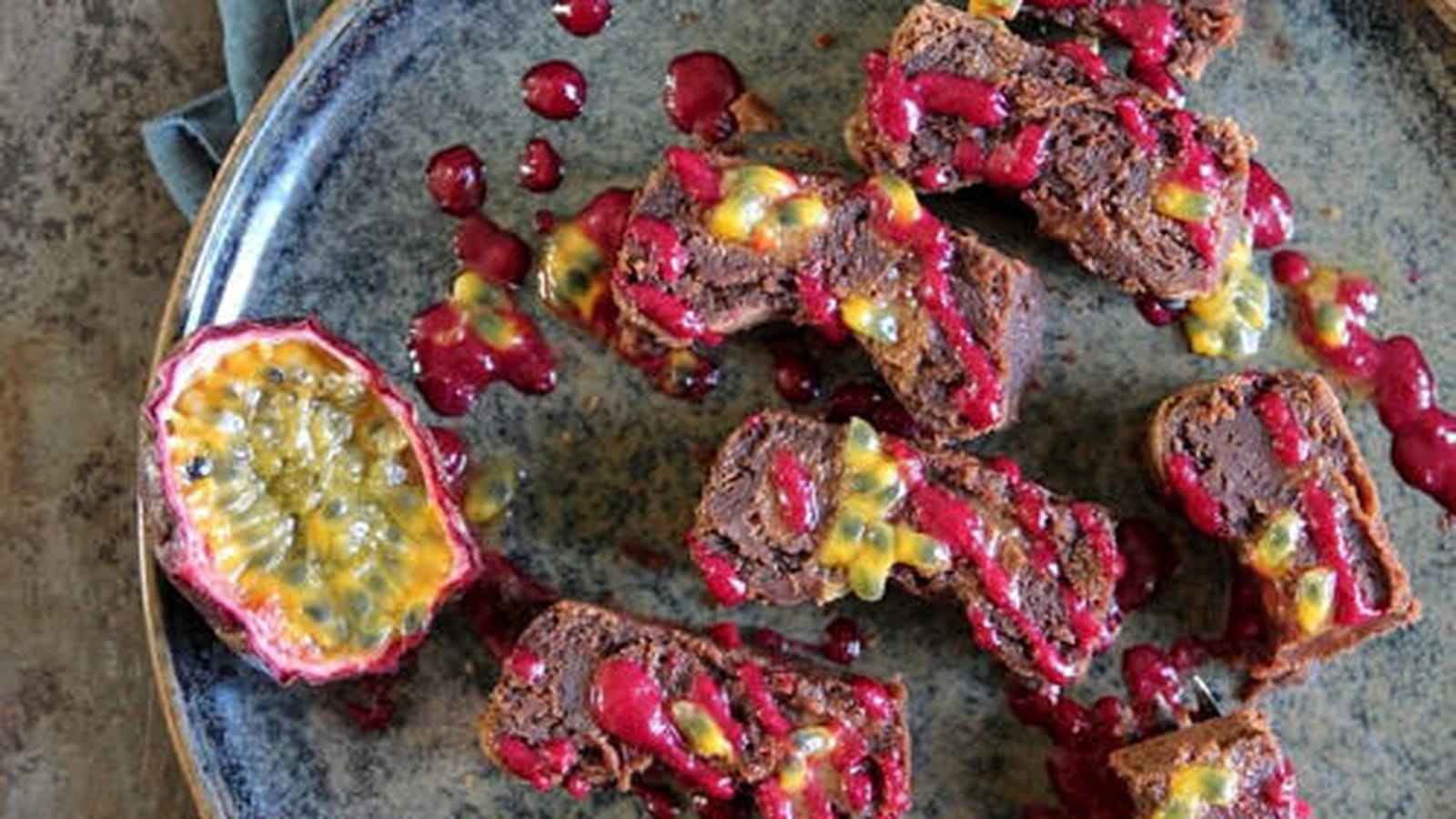Fondant au chocolat sans gluten, coulis de griottes et fruit de la passion