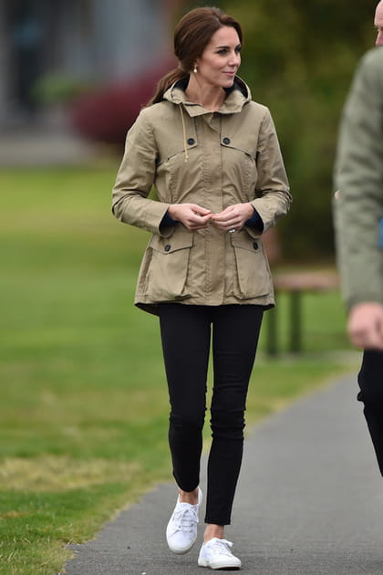 Kate Middleton en jean noir et coupe-vent
