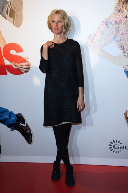 Sandrine Kiberlain en robe noire brod&eacute;e