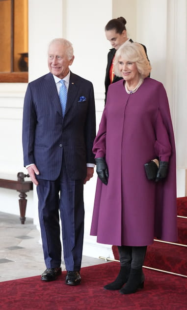 Camilla Parker-Bowles en veste cape violette