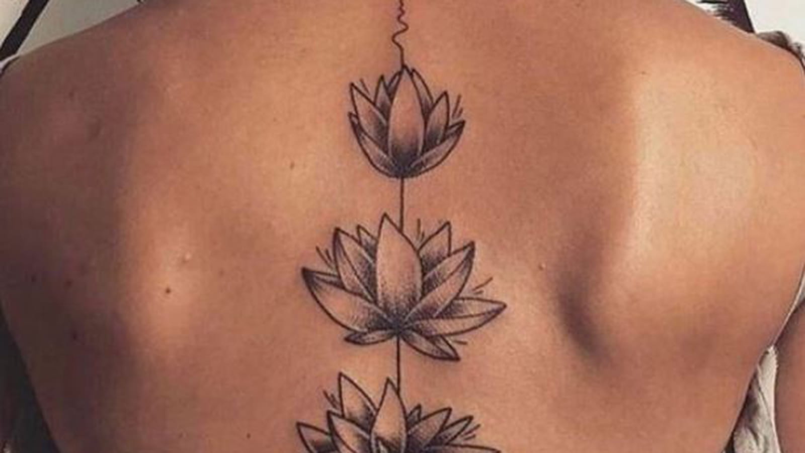 Éclosion de fleur de lotus dans le dos