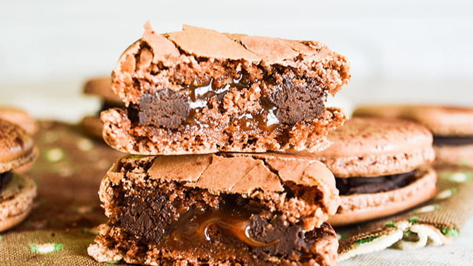 Macarons au chocolat et cœur coulant au caramel au beurre salé