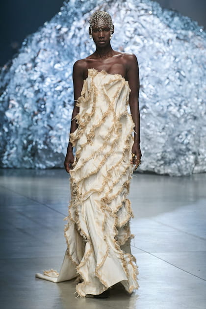 Robe bustier blanche aper&ccedil;ue sur le d&eacute;fil&eacute; Annakiki