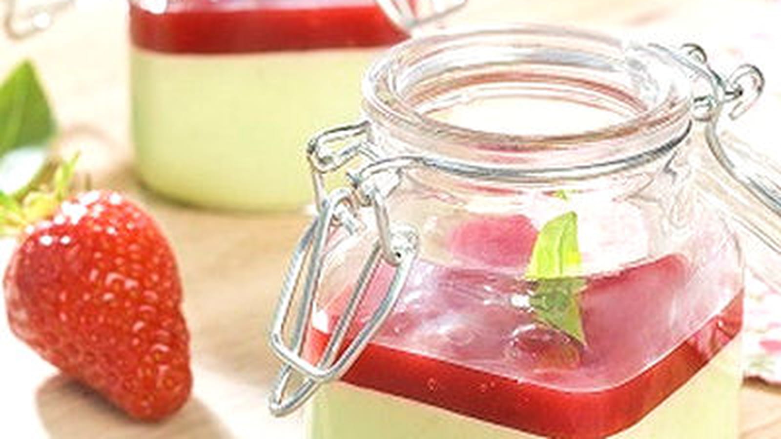 Panna cotta chocolat blanc/basilic et coulis de fraise