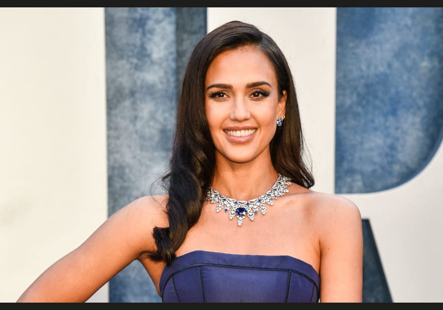 Jessica Alba, remarquable avec ses boucles glamour
