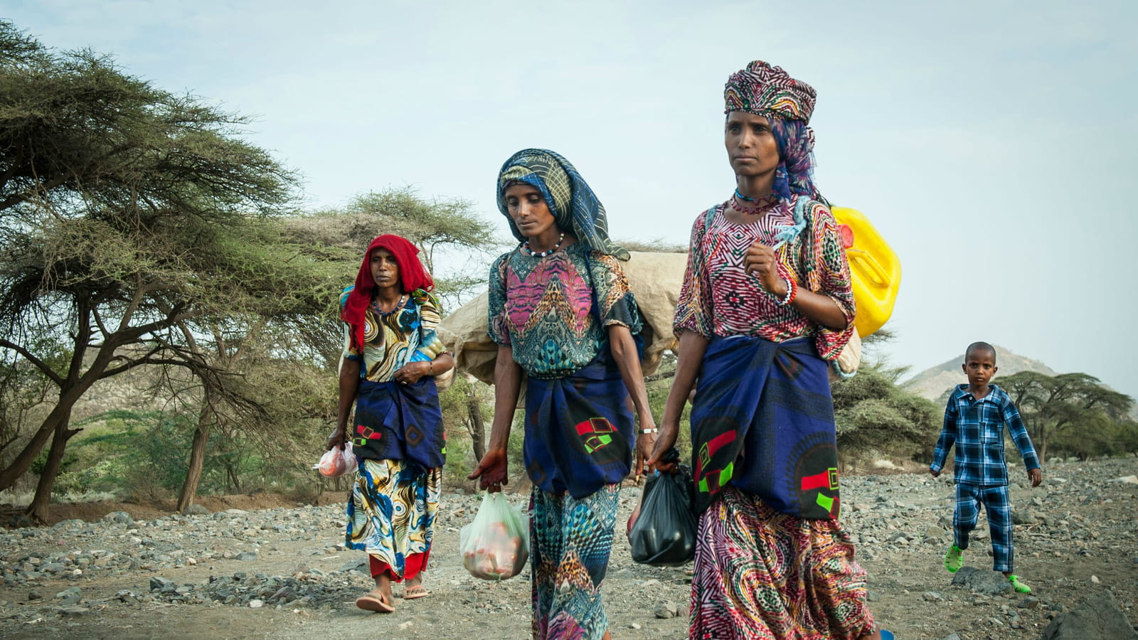 Une famille va chercher de l'eau