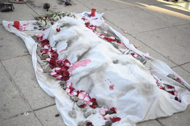 Un corps recouvert de pétales en guise de protestation