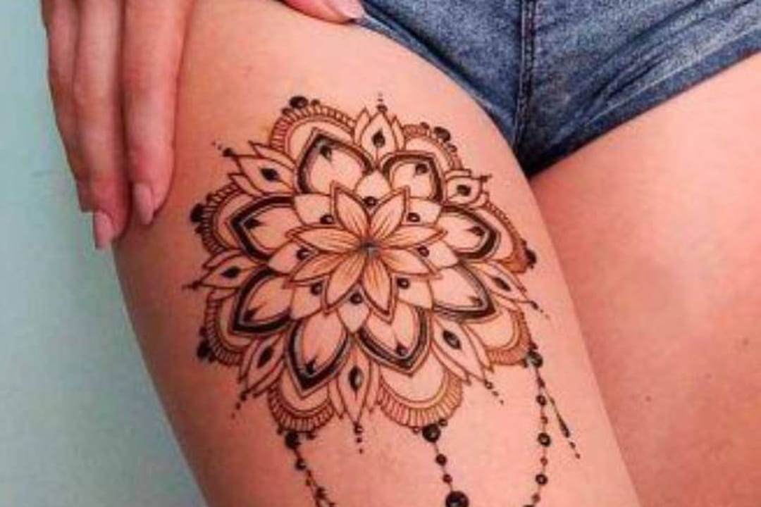 Tatouage mandala sur la cuisse