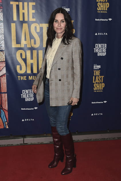 Courteney Cox en blazer à carreaux