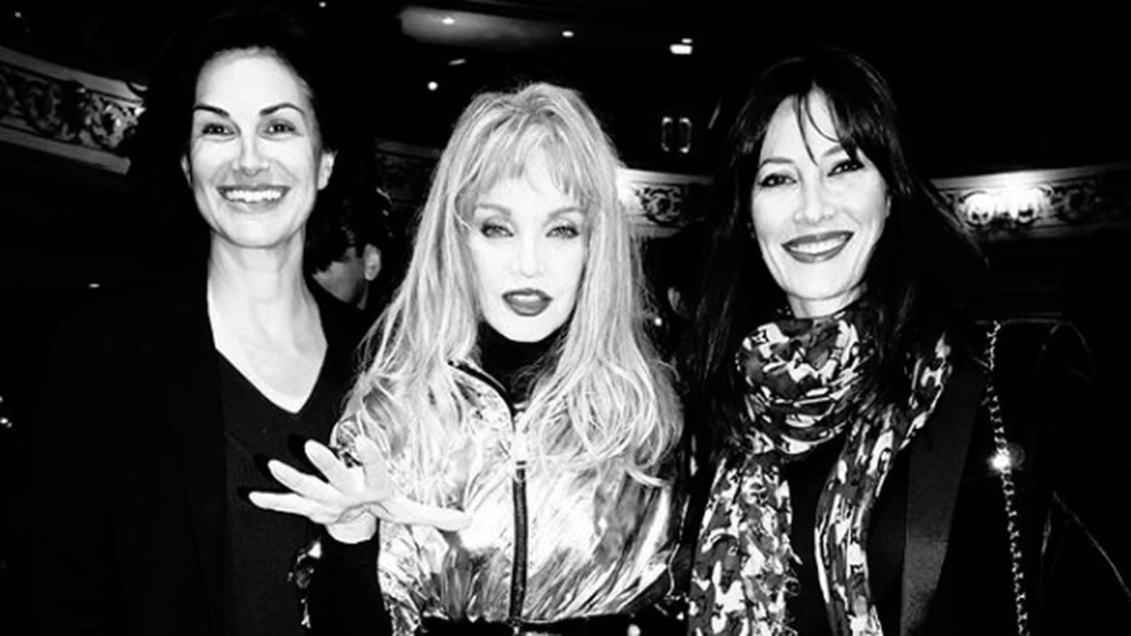 Helena Noguerra accompagnée d'Arielle Dombasle et de Mareva Galanter 