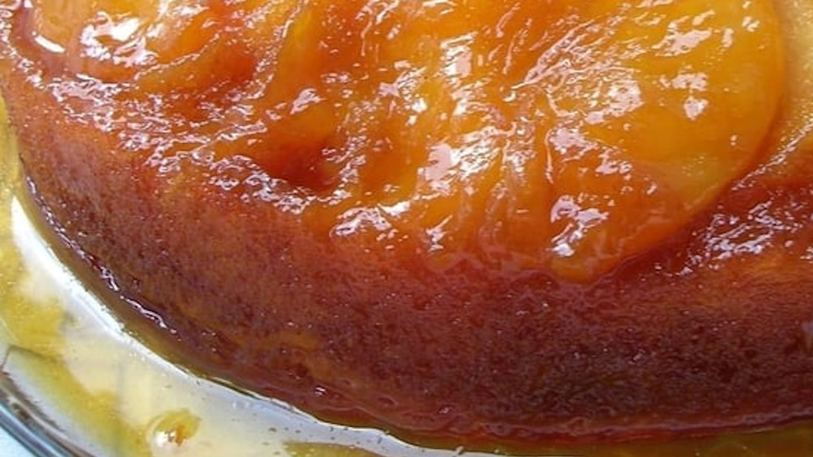 Gâteau caramélisé aux pêches