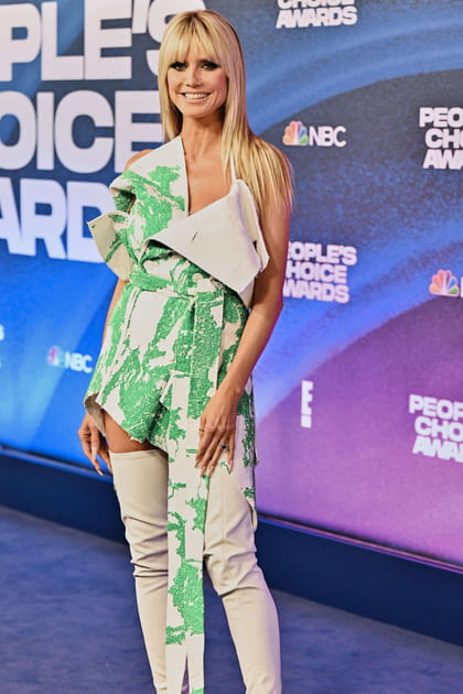 Heidi Klum en robe asymétrique et cuissardes blanches XXL