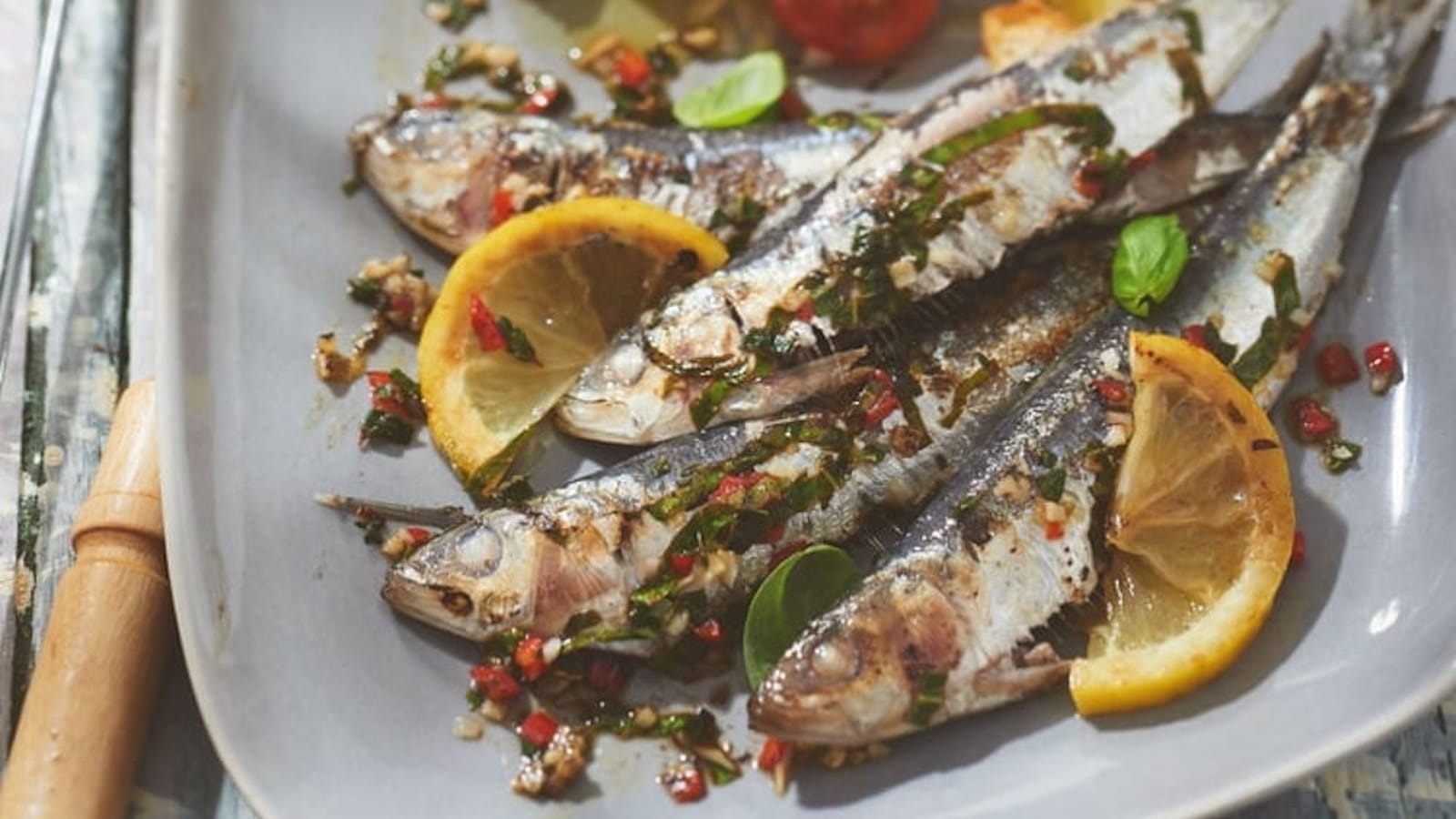 Assiette de sardines et petites tomates