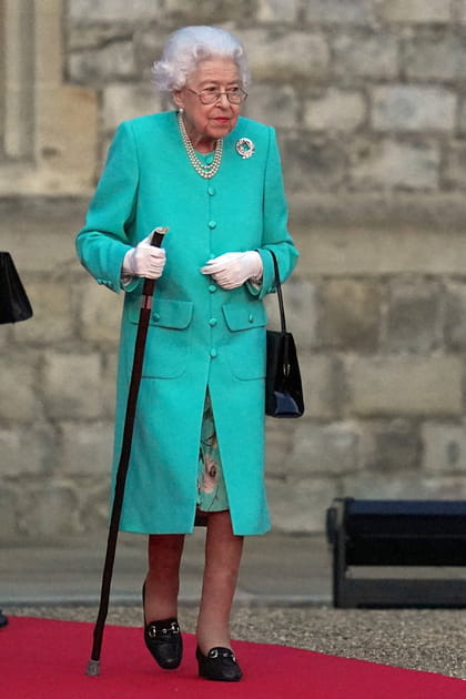 La reine Elizabeth II en ensemble bleu n&eacute;on