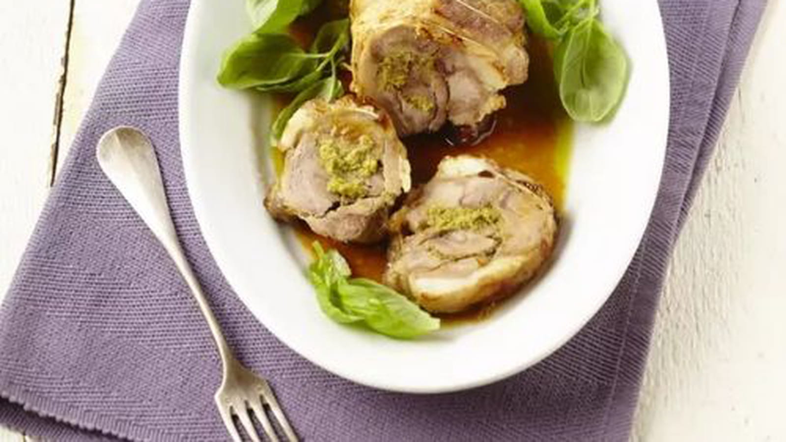 Epaule de chevreau roulée au pesto