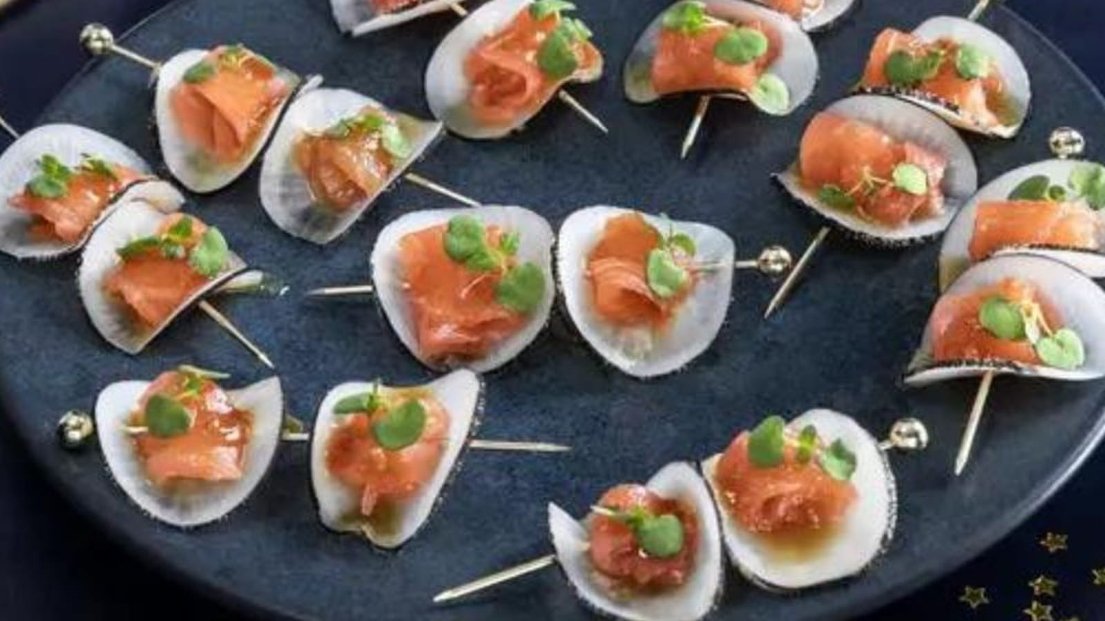Bouchées croquantes de saumon fumé et radis, caramel d'agrumes au miso