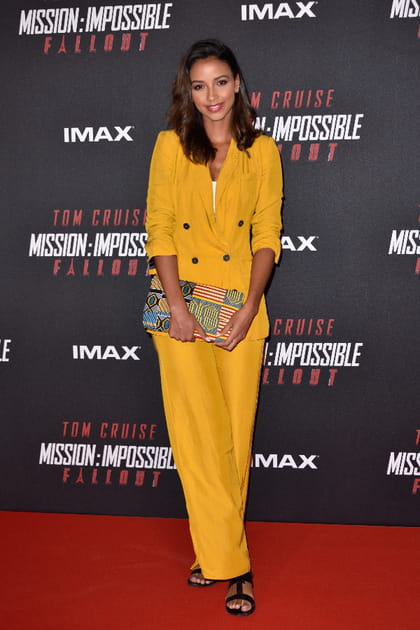 Flora Coquerel en tailleur moutarde
