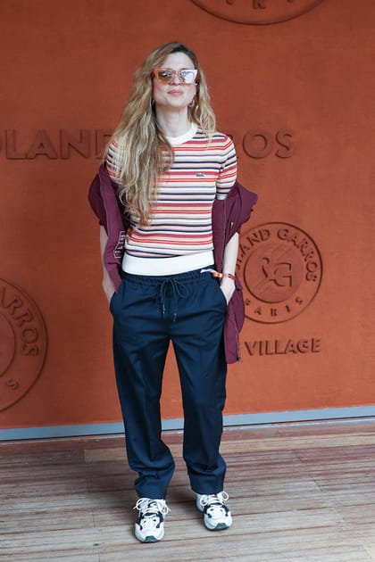 C&eacute;cile Cassel en T-shirt &agrave; rayures et pantalon loose