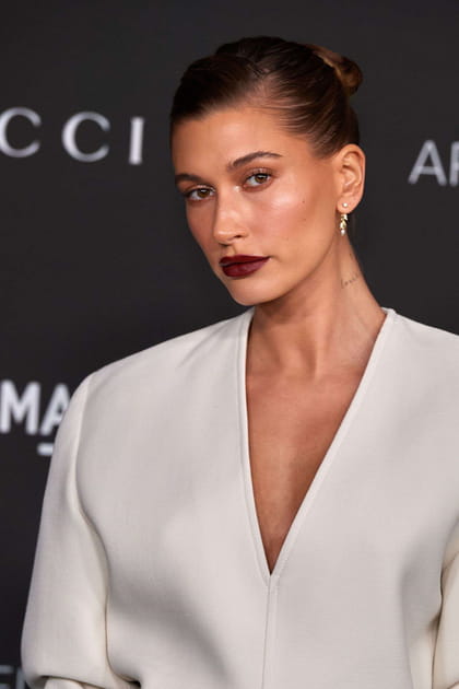 Hailey Bieber&nbsp;: mixer cr&egrave;me hydratante et fond de teint