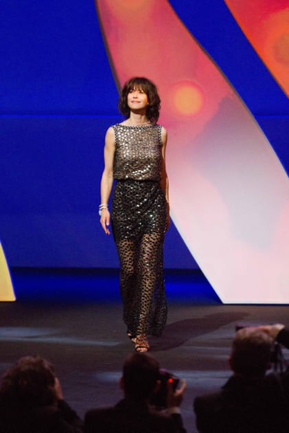 Sophie Marceau en robe métallique transparente
