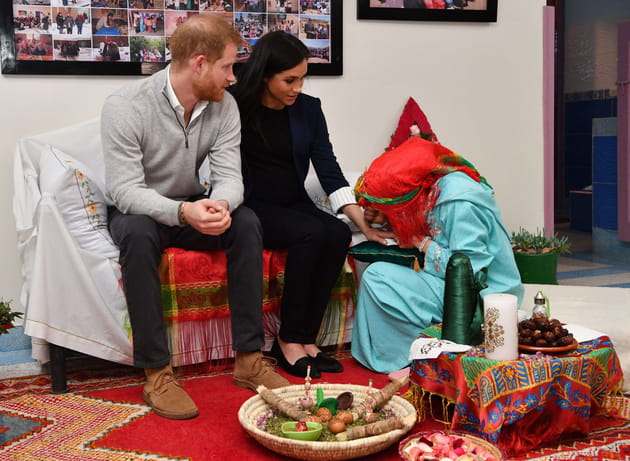Meghan Markle se fait mettre du henn&eacute; durant sa visite au Maroc