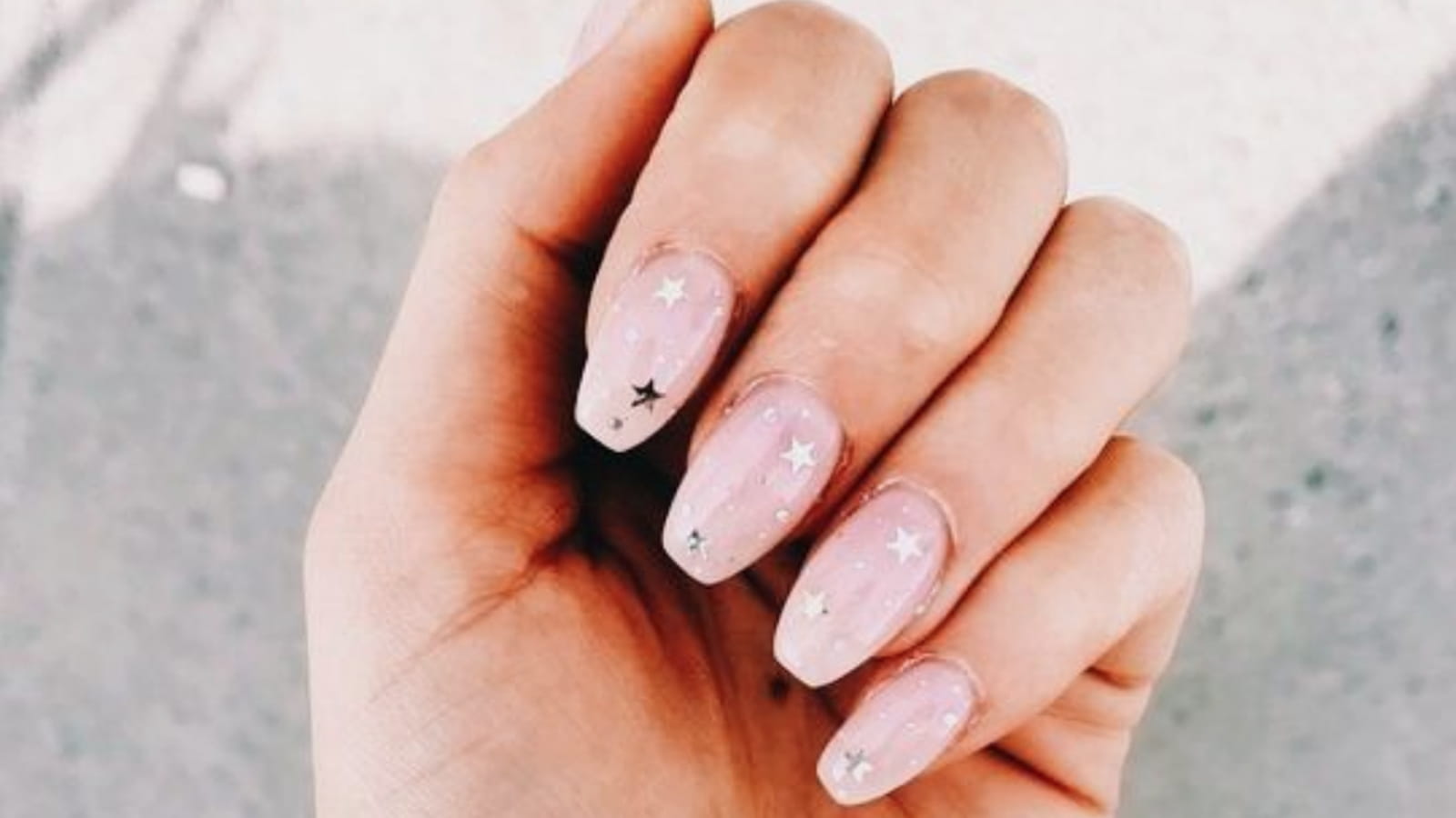 Des ongles ballerine avec des étoiles
