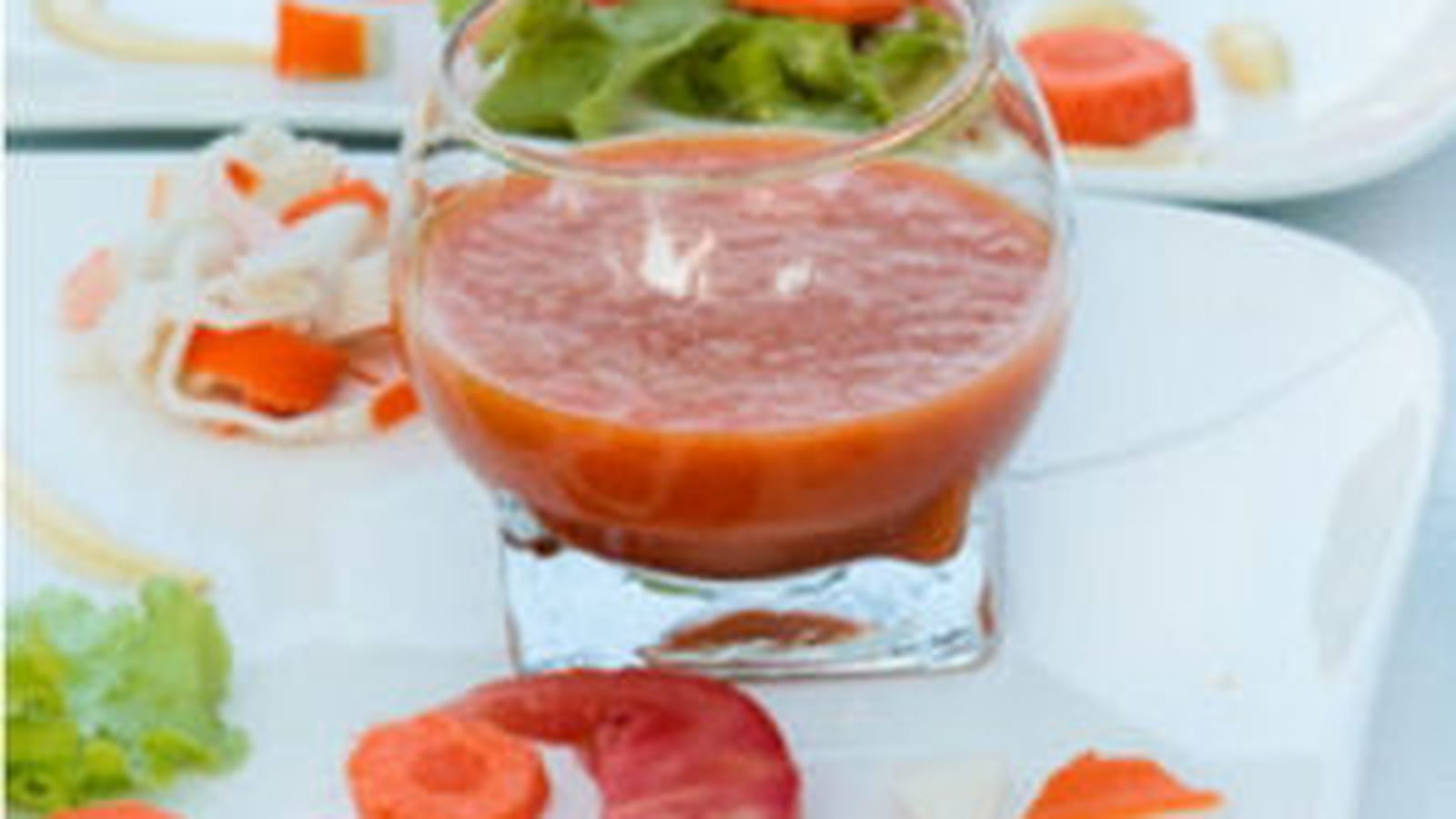 Soupe froide de poivron doux et épices et sa salade paysanne libanaise