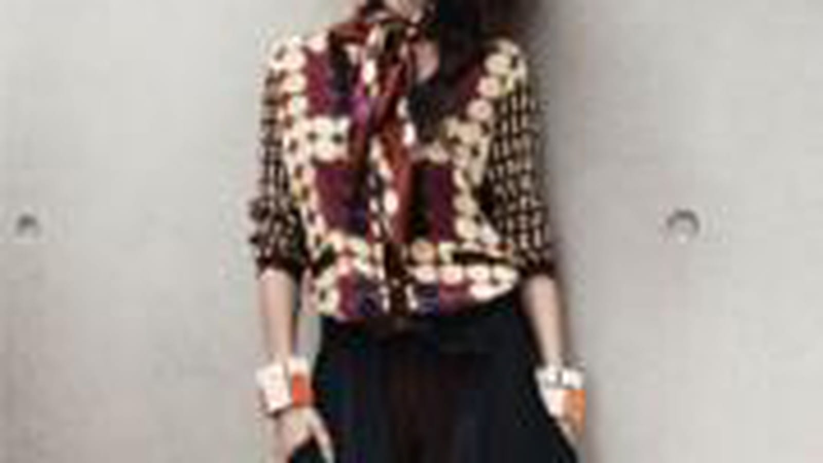 Le legging et le cardigan à imprimés pois