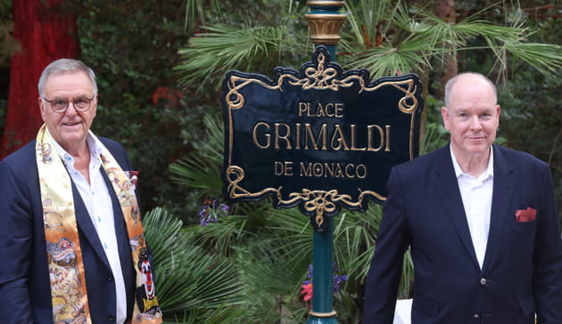 Albert de Monaco pose devant la Place Grimaldi avec le fondateur d'Europa-Park