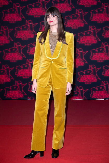 Clara Luciani en costume de velours moutarde