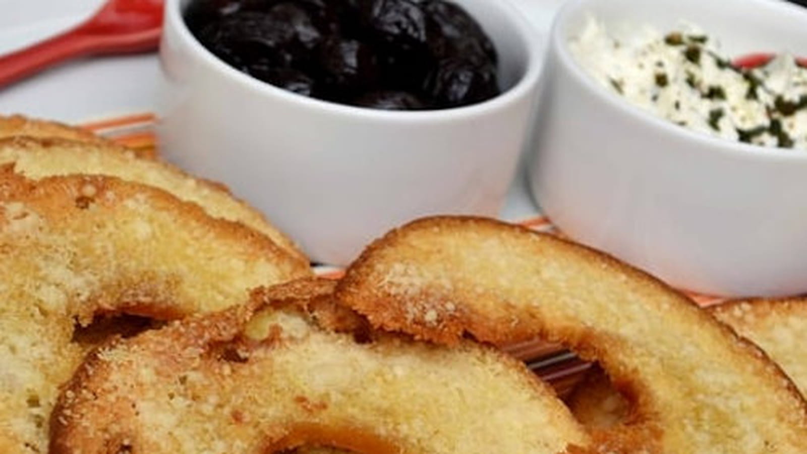 Chips-bagels parfumés à l'ail et parmesan, dip fromage frais et basilic