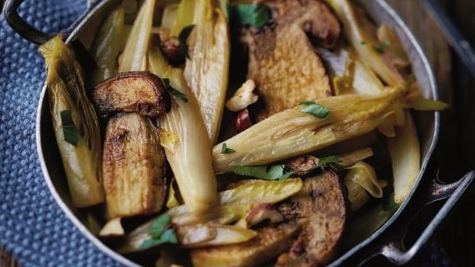 Poêlée d'endives aux cèpes et noisettes