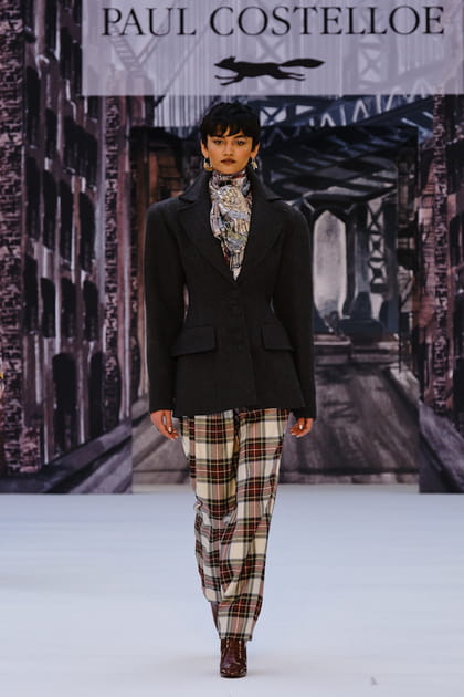 Pantalon &agrave; carreaux et veste noire &agrave; taille marqu&eacute;e aper&ccedil;us sur le d&eacute;fil&eacute; Paul Costelloe