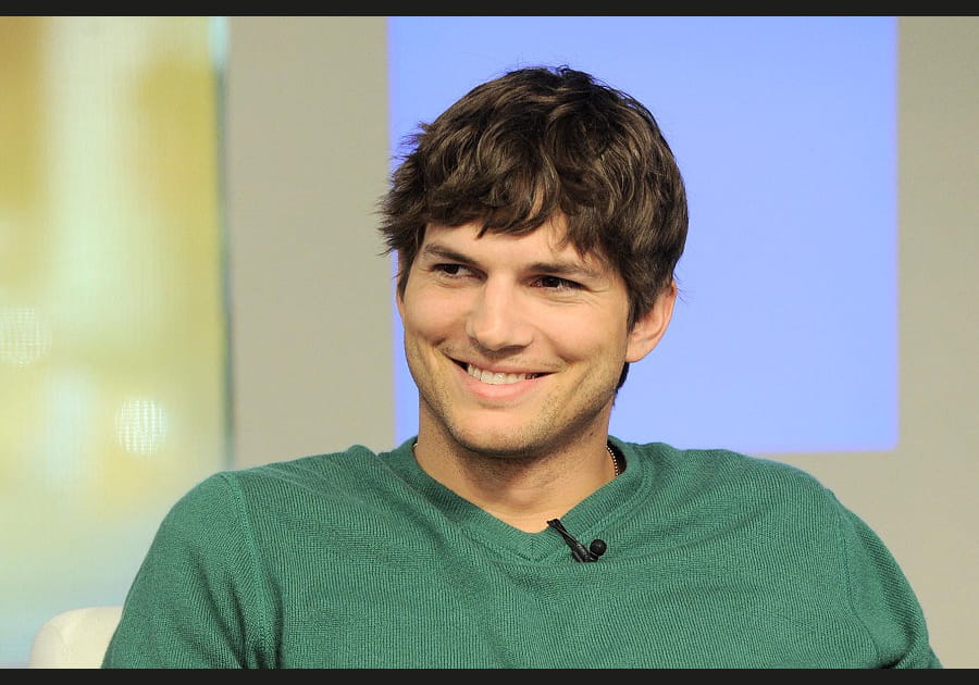 Ashton Kutcher, cheveux courts