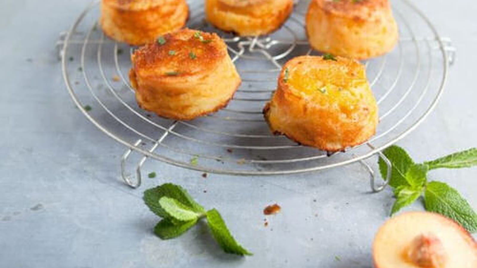 Gâteau invisible aux pêches, pommes et menthe