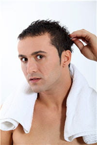 le lavage fréquent ne favorise pas la perte des cheveux.