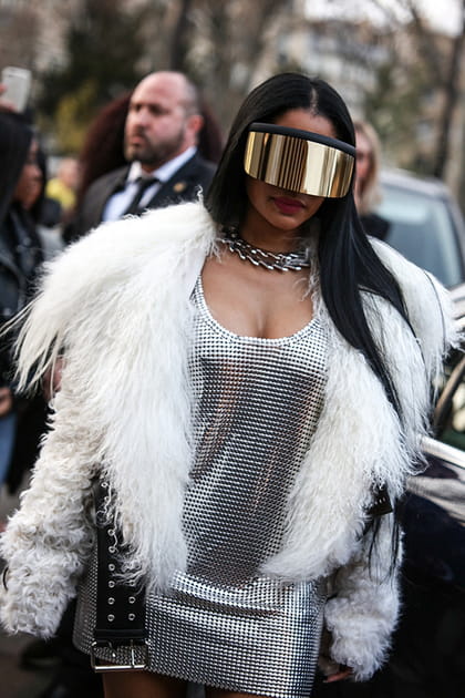 Nicki Minaj en mini robe argent&eacute;e d&eacute;collet&eacute; Paco Rabanne