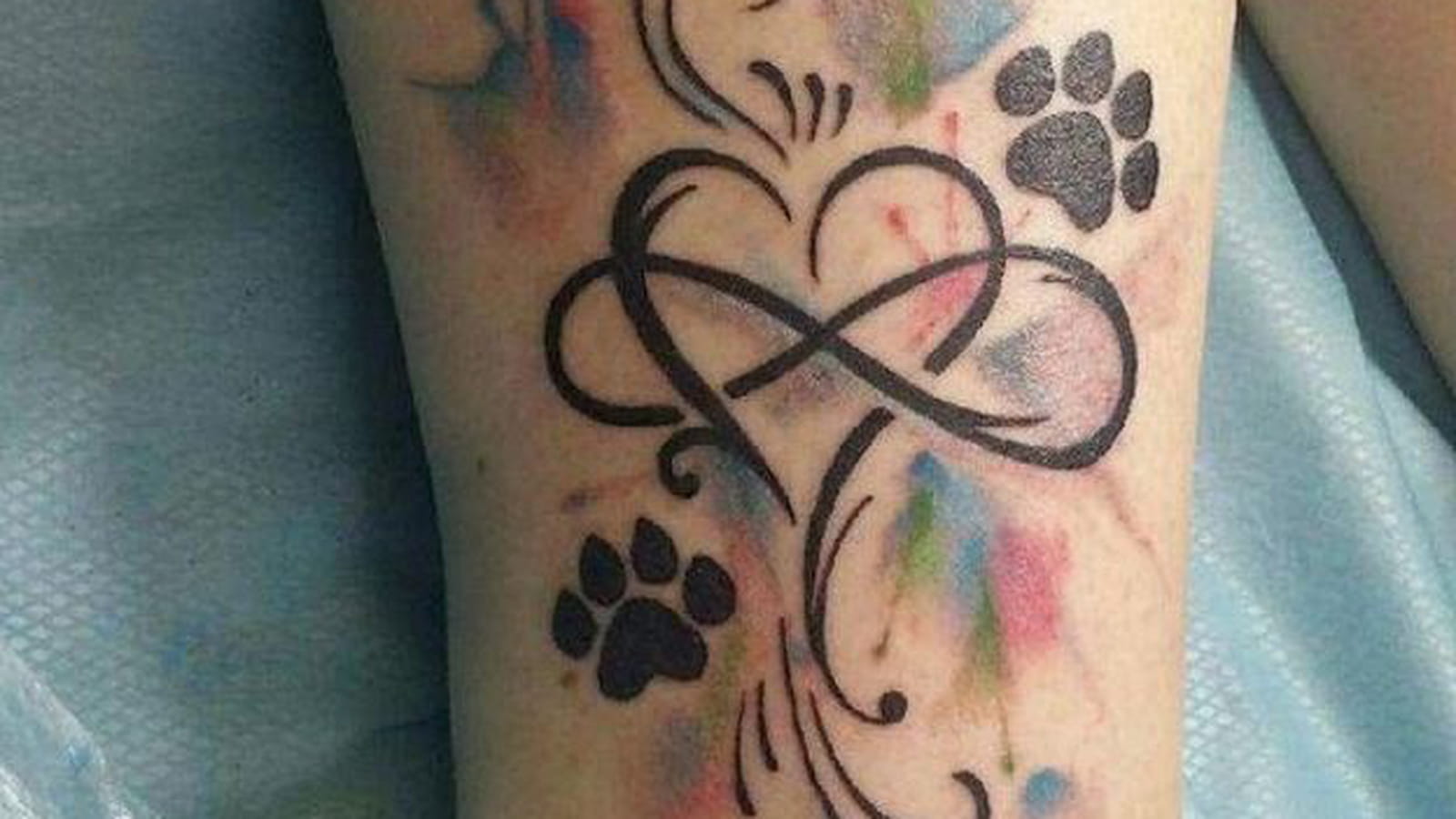 Coeur infini et pattes animales sur la jambe