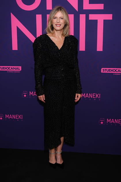 Karin Viard en robe longue texturée