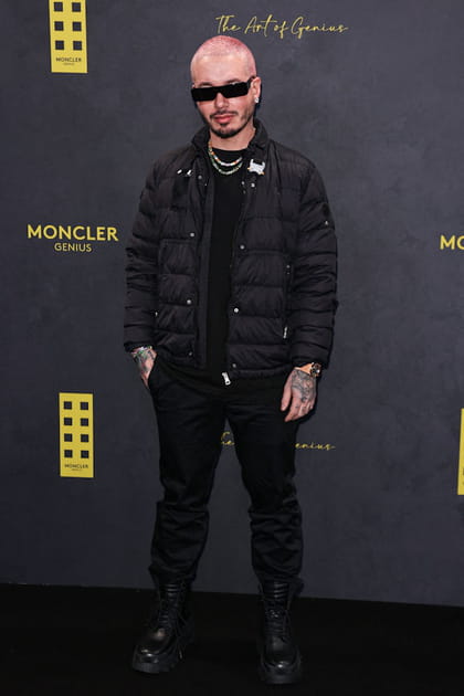 J Balvin en doudoune noire et bottes compens&eacute;es &agrave; crampons au d&eacute;fil&eacute; Moncler Genius