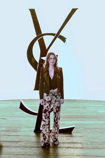 Lily Collins en pantalon fleuri