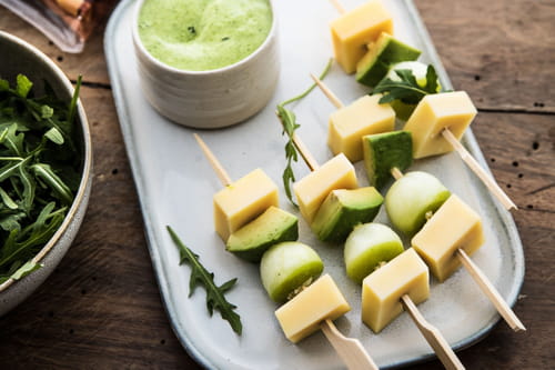 Brochettes au Comté AOP Entremont, pommes et avocats