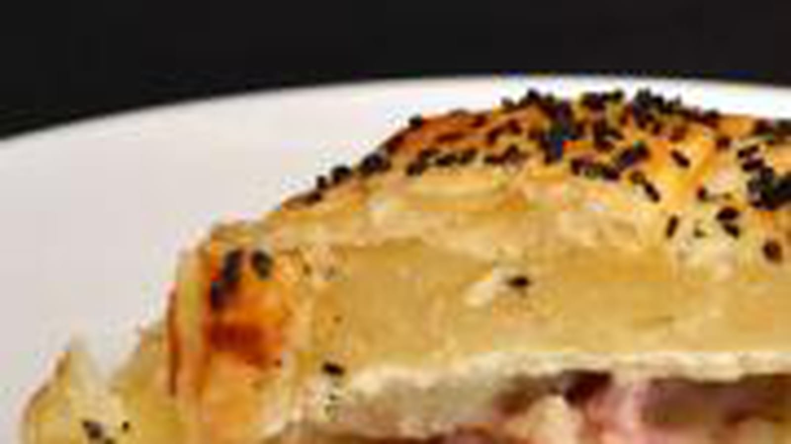 Feuilleté au camembert, pommes de terre, lardons et oignons confits au balsamique
