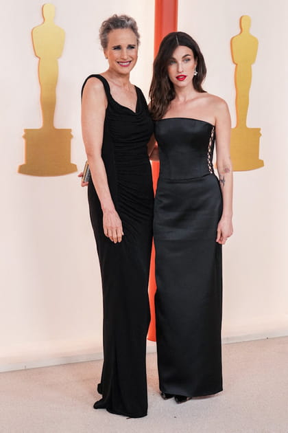 Andie MacDowell en robe noire Saint Laurent et Rainey Qualley en robe bustier lacée
