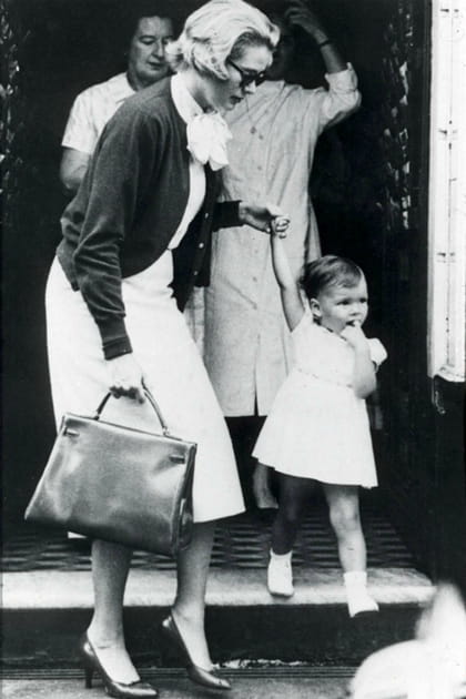 Grace Kelly en cardigan, robe blanche et sac Hermès