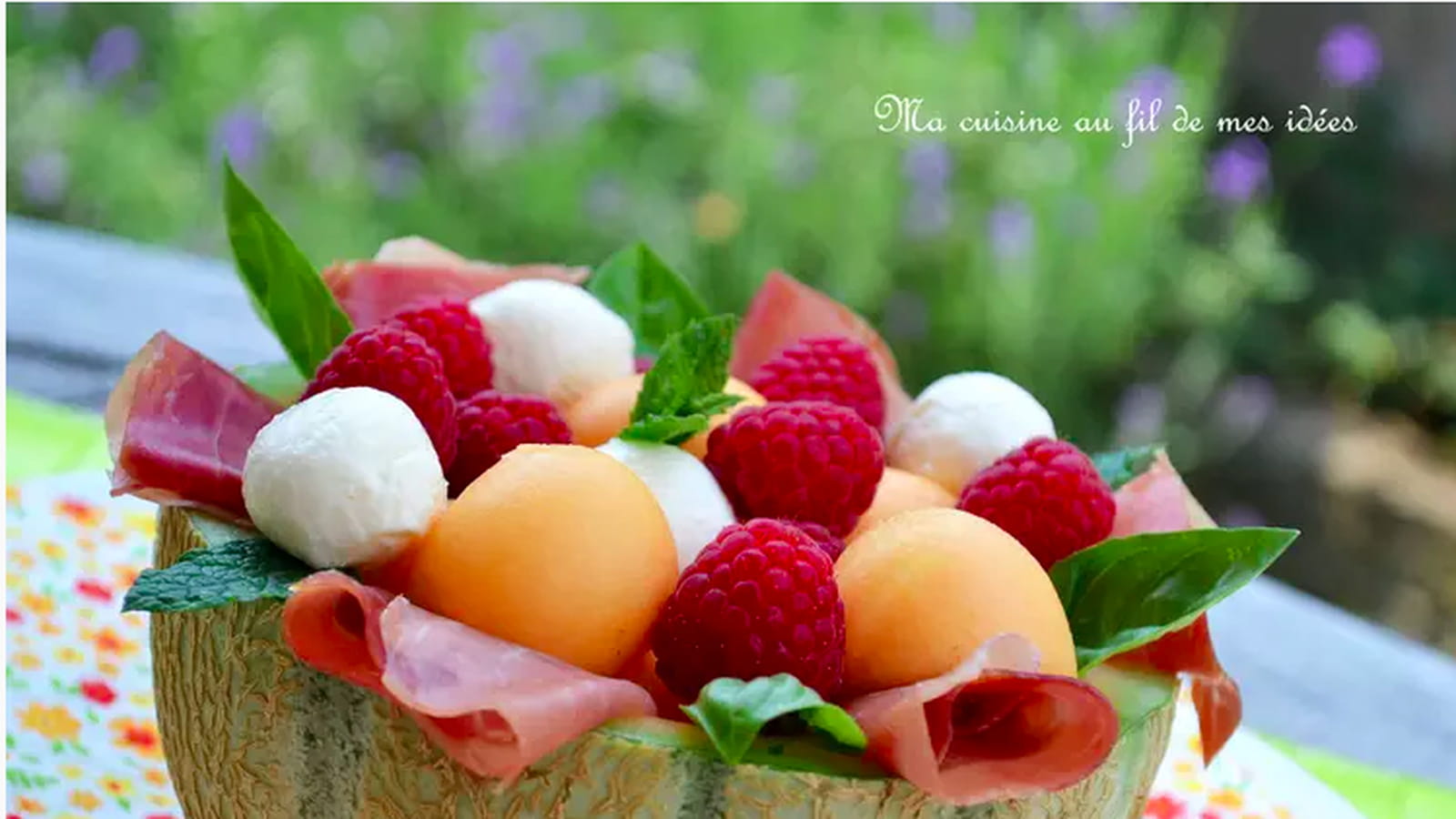 Melon au jambon cru, à la mozzarella et aux framboises