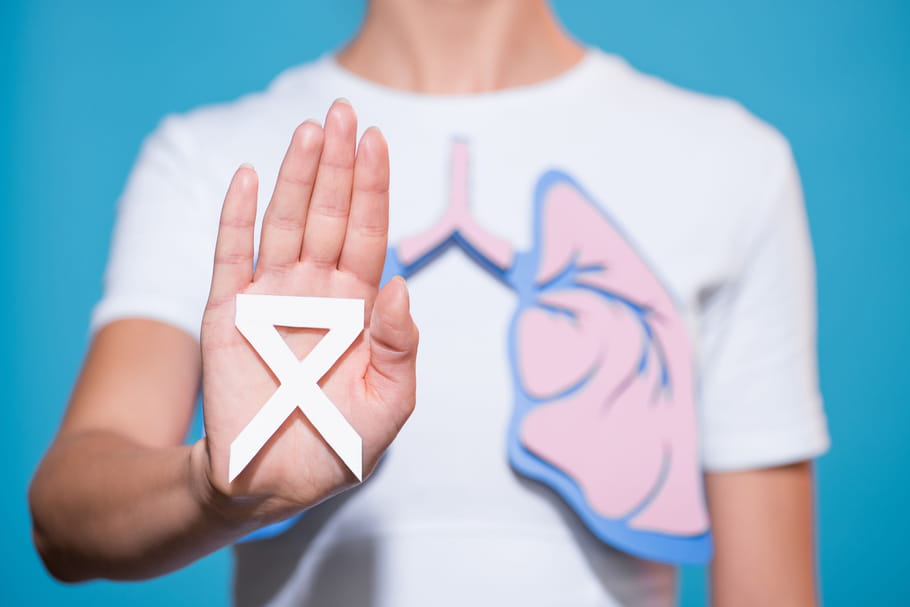 Cancer du poumon chez la femme : âge, symptômes, cause, non fumeuse...