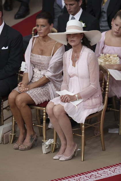 Stéphanie de Monaco en robe poudrée à fines bretelles et châle coordonné