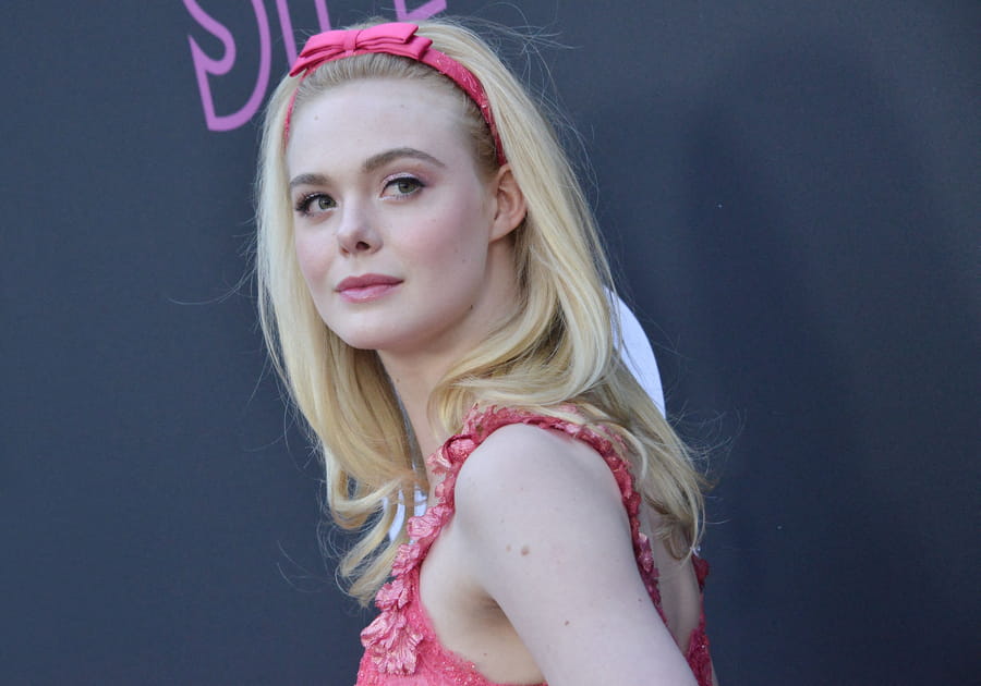 Elle Fanning avec un serre-t&ecirc;te rose Barbie &agrave; noeud
